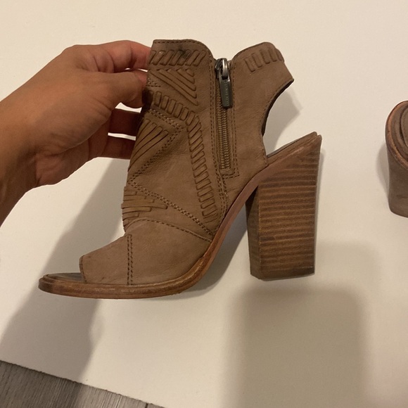 Vince Camuto block heel shoes, Size 5 - Picture 3 of 5